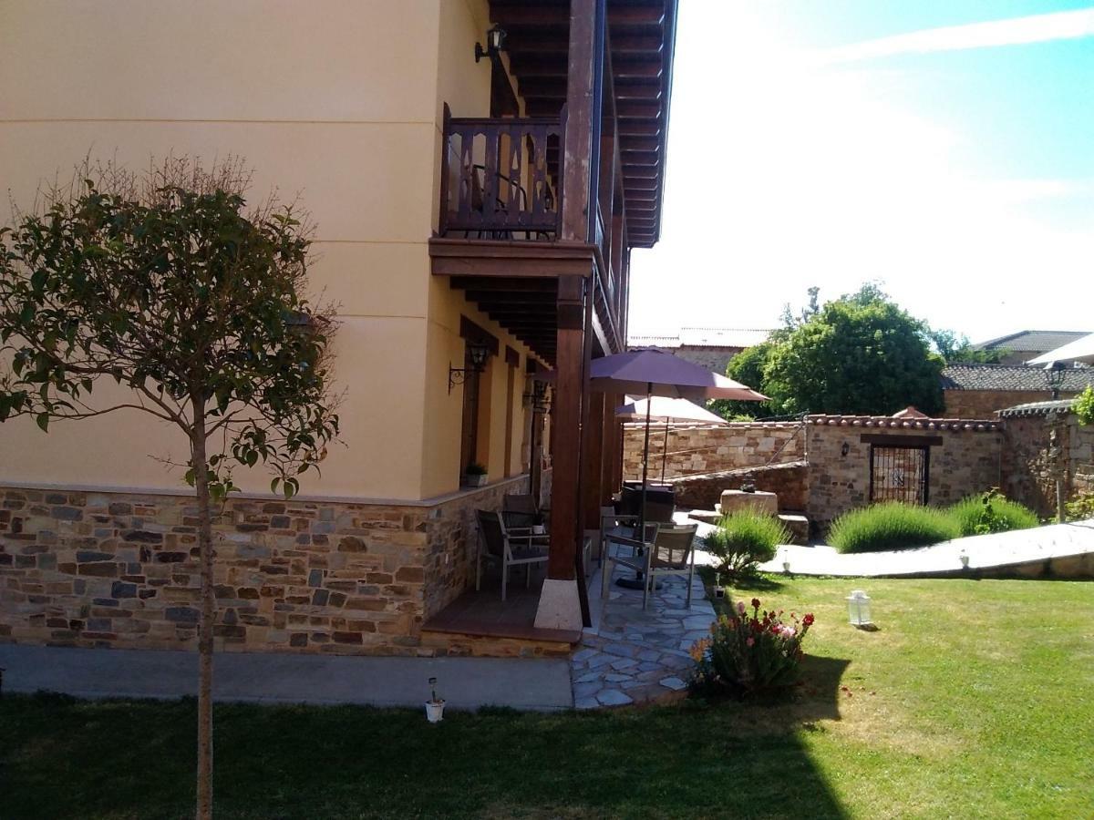 La Posada De Toribia Val De San Lorenzo Eksteriør billede